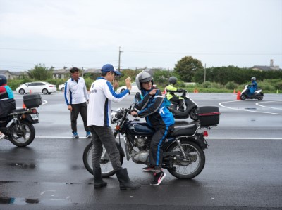新竹分署同仁進行緊急剎車技巧訓練(林業保育署新竹分署提供)