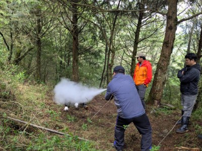 各工作站偕同部落族人練習使用防熊噴霧（攝影：林業保育署新竹分署提供）