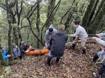 模擬救援受困陷阱黑熊（攝影：林業保育署新竹分署提供）