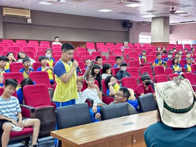 廉政志工帶領學童沉浸式體驗扮演故事角色，朗讀廉潔教育繪本《山谷裡的故事》。(林業保育署新竹分署提供)