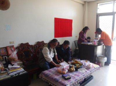 技術士陳永瑞（左1）協助承租人辦理林地租約事宜