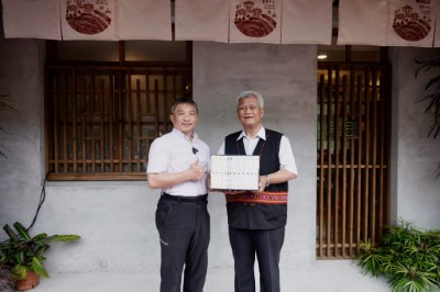 孫大川老師(右邊)特別致贈新出版的《台灣原住民族文學選集》全套12冊