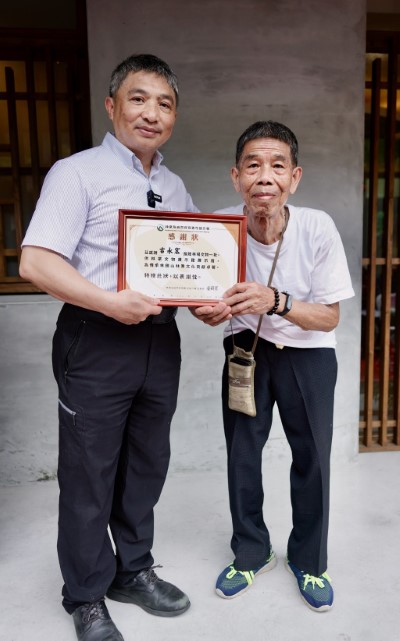 感謝古永宏先生(右)捐贈林場文物一批