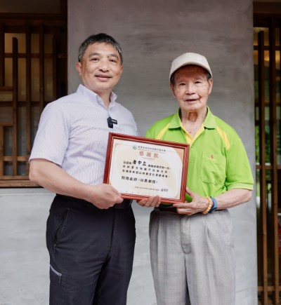 感謝唐中立先生(右)捐贈林場文物一批