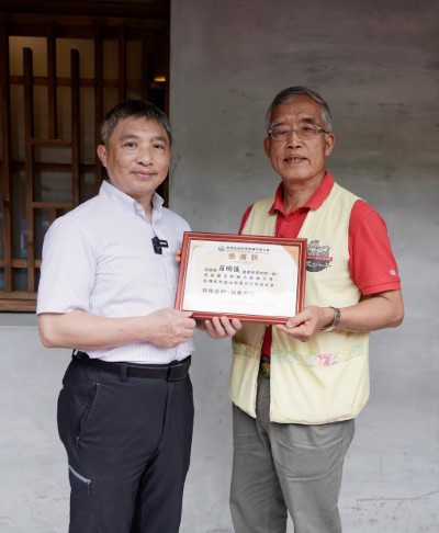 感謝莊明儀先生(右)捐贈林場文物一批