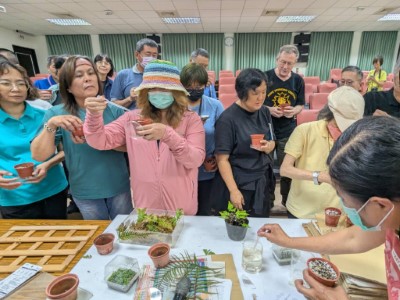 學員進行蕨類有性繁殖實作