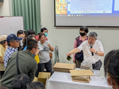 講師展示蕨類發芽情形