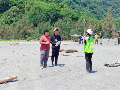 林業及自然保育署宜蘭分署於南澳海灘辦理114年漂流木防災示範演練，並邀請國有財產署北區分署宜蘭辦事處及宜蘭縣政府樹藝景觀所共同參與1
