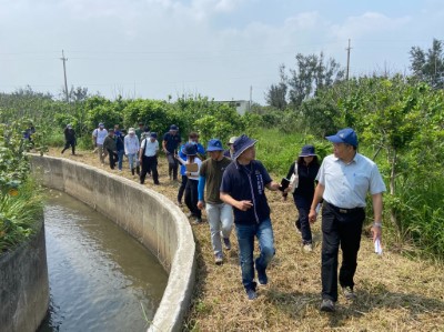 公部門、在地里長、專家學者及NGO共同實地勘查海堤與農圳對陸蟹移動的影響