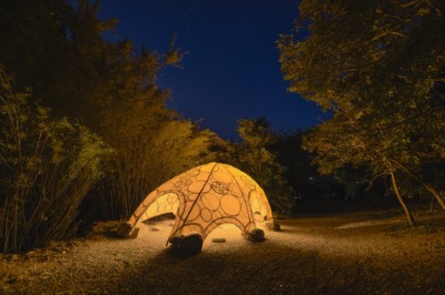 第三空間-04（夜景｜覆於結構外的透光布，在室內照明的掩映下顯影出竹環的結構，夜間遠望猶如發光的巨型瓢蟲）