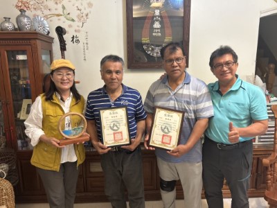屏東分署與通報救援黑熊的族人合影。(左起為林業及自然保育署屏東分署楊瑞芬分署長，梅山部落族人顏國明先生、顏國經先生，及林業及自然保育署屏東分署六龜工作站主任林弘基)