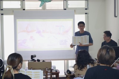 《出發吧！野虎》繪本繪者分享創作的理念與心路歷程，並介紹插畫中隱藏的小巧思