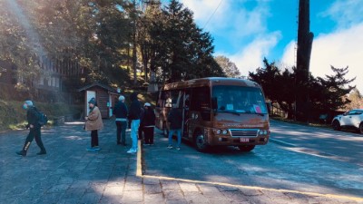 遊園車多個站點停靠，提供遊客旅程彈性及安全舒適，為阿里山國家森林遊樂區內不可或缺的交通工具