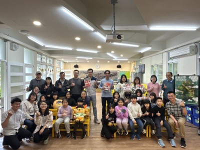 林鐵及文資處廉政志工與香林國小全校師生合影