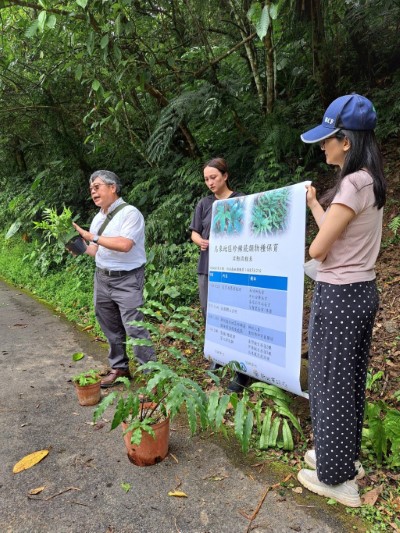 林試所黃曜謀特聘研究員解說烏來地區珍稀蕨類保育過程及成果(林業保育署新竹分署提供)