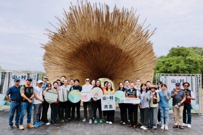 啟用活動參與貴賓於作品前合影