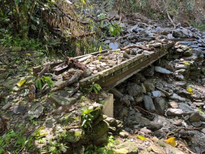 邊坡崩落的土石造成古道沿線棧橋毀損