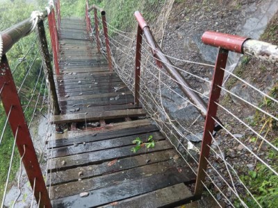 北大武山步道1.5k棧橋遭落石砸中