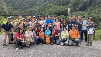 照片5、寬尾鳳蝶與臺灣擦樹生態保育工作坊現地觀察大合照