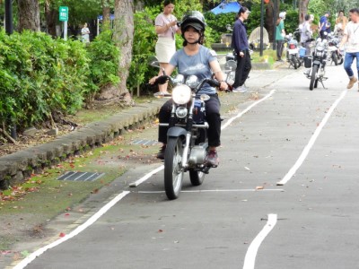 女性應考人騎乘循環檔機車駕輕就熟~