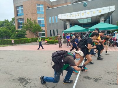 負重跑走測驗背20公斤沙包衝刺
