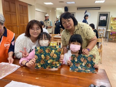 蜂蠟布成品展示，可以取代保鮮膜用於食物保存。