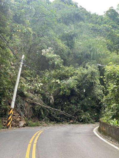 桃119線道路入口處邊坡崩塌，刻正搶通中(林業保育署新竹分署提供)
