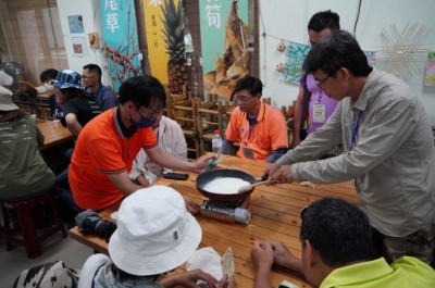 左鎮公舘社區帶領學員活用葛鬱金粉製作雪花糬