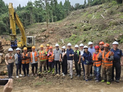 林業保育署林署長華慶協同原住民族委員會曾志勇主任委員（左8）實地走訪南庄10林班FSC永續人工林林場