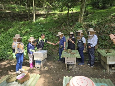 賽夏合作社族人向曾智勇主委解說族人運用生態平衡理念經營養蜂場
