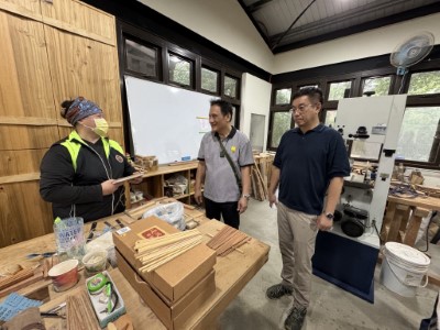 賽夏合作社族人向林華慶署長及曾志勇主委說明利用林業剩餘資材製作木藝品