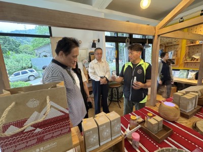 賽夏合作社根誌優理事長向曾智勇主委介紹部落綠色經濟產品