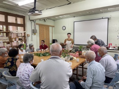 公舘社區教導在地居民活用葛鬱金，製作酒釀、風味粉圓等體驗產品