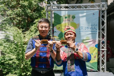 牡丹鄉高士村村長余右偉贈林業保育署署長連杯（喝小米跟芋頭釀的酒），象徵部落與林業保育署和解之意。