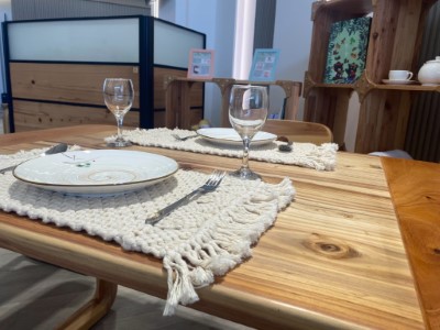 未來在示範基地將提供建材、家具、工藝品等多元國產材板材及產品，以提升在地供應能量，同時扶植微型產業與工藝設計應用。