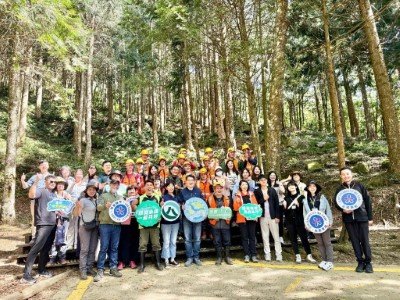 中華航空公司參與企業認養造林及加里山步道手作步道，與賽夏部落共同守護山林文化。(林業保育署新竹分署提供)