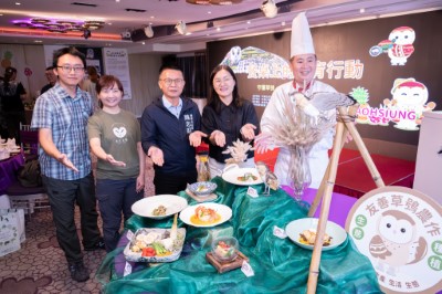 圖、翰品酒店主廚(右一)、楊瑞芬分署長(右二)、姚志旺局長(中)、林惠珊(左二)、洪孝宇助