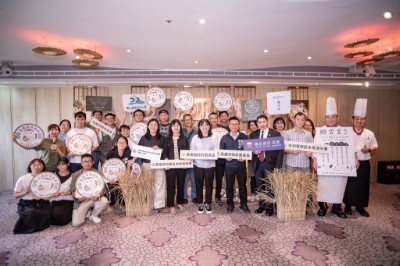 圖、與會貴賓、標章農友、餐廳主廚與草鴞棲地合照