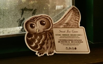 鼓勵續住遊客可於床單放置專屬卡片不需每日更換床單