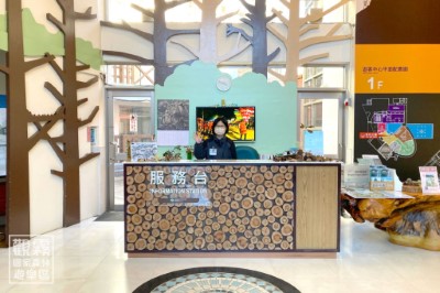 觀霧遊客中心有專業親切的解說員提供遊憩諮詢，還有豐富展覽等你來探索，一起揭開霧林的奧秘吧！（森之形自然教育團隊提供）