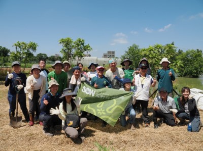 林保署新竹分署、農水署桃園管理處夥伴及桃園荒野志工，攜手修復桃園水生植物棲地。(林業保育署新竹分署提供)
