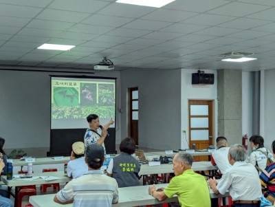 青出於藍染工坊劉老師分享馬藍種植(林業保育署新竹分署提供).jpg
