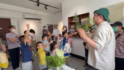 114年8月9日首場系列活動「外公家的小木貓－繪本共讀＆葉拓體驗」反應熱烈，讓孩子們在歡笑中認識自然(林業保育署新竹分署提供)