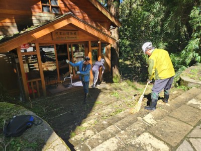 林業保育署嘉義分署動員人力恢復阿里山國家森林遊樂區環境