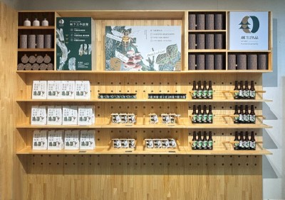 嘉義分署與阿里山鄉農會合作，在農會設立林下良品專櫃，提供林下經濟及森林好物展售平台，讓民眾到阿里山可以輕鬆購入