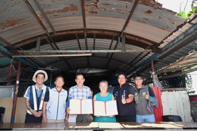 廠商與受災住戶完成簽約，廠商允諾會以最快速度備料施工，讓住戶有安心的家園
