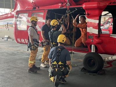 人員於機棚內熟悉吊掛手勢指揮
