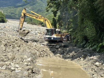 機具清通河道水路
