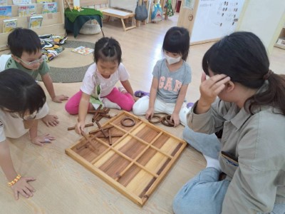 朋友親手體驗木作遊戲的魅力