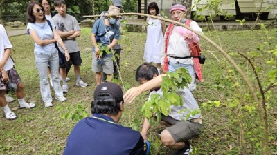 新唐科技鼓勵員工參與部落生態導覽，在耆老解說中體驗泰雅、賽夏交融的文化與土地記憶。(林業保育署新竹分署提供)